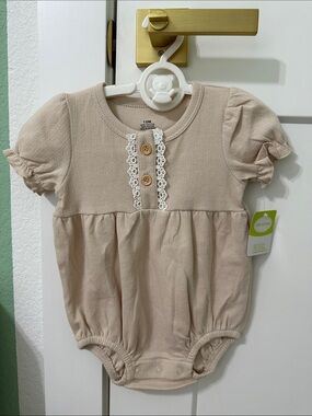 Amazon Kids One-Piece Beige Lace Button Romper